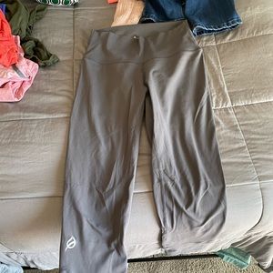 Cropped gray leggings